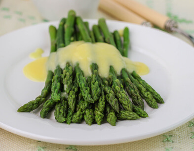 freshly cooked green asparagus with hollandaise sauce