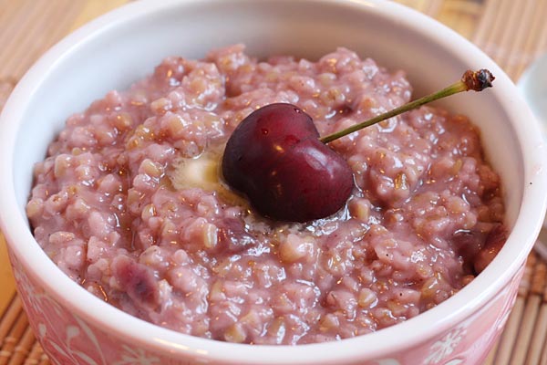 creamy oatmeal with cherries