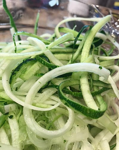 how to make zoodles by using zucchini 